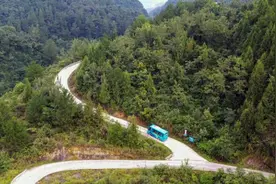 彭水：农村客运班车开到了村民家门口图片