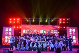 戎耀今生·向军旗致敬——执勤第十四支队隆重举行感动军营人物颁奖典礼暨场景式教育图片
