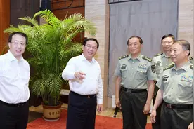 李强龚正与东部战区司令员何卫东、政委何平座谈，共商军地合作视频封面