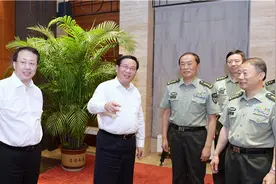 庆八一建军节！李强龚正与东部战区司令员何卫东、政委何平座谈，共商军地合作图片