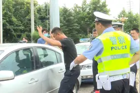47秒｜潍坊民警破窗抓酒驾司机！这个模拟够真实图片