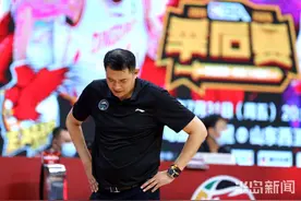 巩晓彬祝贺青岛男篮晋级八强 张庆鹏坦言这是山东篮球的胜利图片