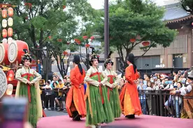 西安：大唐不夜城热闹非凡 吸引游客暑期“打卡”图片