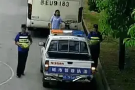 摊主丢下一车西瓜去救人，瓜全被城管搬走图片