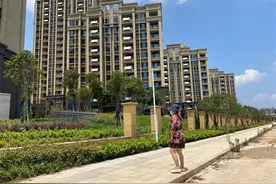近交房小区围墙突然要退15米，原是超出规划，监管部门责令开发商整改图片