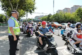 半天查处1423起，泰州开出首批“不戴头盔”罚单图片