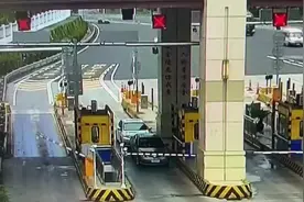 一个扭头，收费站内撞出安全气囊图片