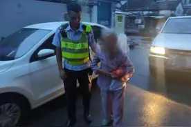 九旬老奶奶找不到回家路！风雨中颤抖站在路上图片