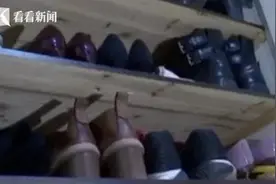 住户在门口摆3个鞋柜堆100双鞋！邻居：味道太上头图片