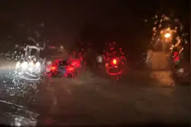 济南半夜突降大雨，英雄山路与二七新村中路积水漫过路面图片