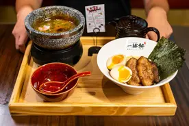 “难吃”还限量？这家称霸福州5年的拉面老店，新品还要用沾的？图片