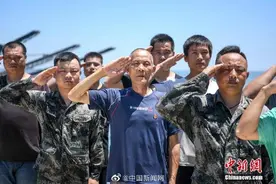 湖南大通湖防洪大堤上 退伍老兵入水巡查排险图片