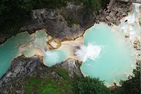 航拍土耳其蓝湖景观 蜿蜒曲折宛如青绿缎带图片