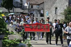 他荣立一等功后，送喜报仪式上的一个举动超赞图片