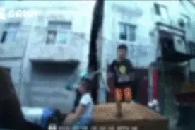 5个熊孩子车顶“蹦迪”车损1万，没家长肯担责：踩一下不至于坏了图片