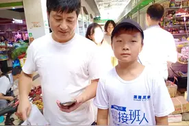曾经的害羞男孩，妈妈在一边鼓励让他卖出20份报纸图片