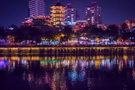 江水微凉，暮色四起，准点打卡四川霓虹色的夏夜图片