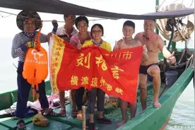 备战一年，12岁男孩与父亲下水同游，成为首对成功横渡琼州海峡的父子图片