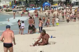 海滩聚集 日光浴不戴口罩……里约经济重启第五阶段首日300多人违反防疫条例图片