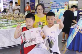 潇湘晨报小报童上街卖报，各自收获了什么图片