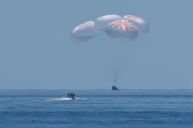 美国“龙”飞船载两名宇航员返回地球图片