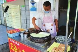 进城务工小伙 煎饼+直播摊出生活真滋味图片