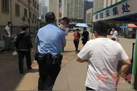 西安一男童误吞食洗衣液，情况危急，曲江交警7分钟火速开道送医图片