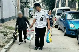 感动！郑州一九旬老太捡废品卖钱为儿减轻压力图片