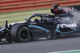 F1现历史罕见一幕，三车连环爆胎，汉密尔顿开着“三轮车”夺冠图片