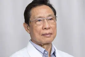 现在，钟南山依然坚持每周“院士大查房”和门诊图片
