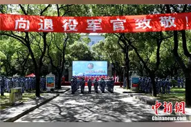 东部战区海军某基地举行军官退役仪式图片