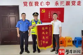 副驾驶上放着大量现金车窗却没关好，幸亏宜兴这位城管队员多看一眼图片