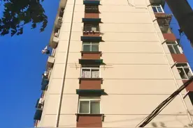 静安一居民楼内废弃垃圾箱房，偷偷住进了人！堆杂物、拉电线……家门口的安全隐患谁来管？图片