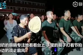 老人为抗洪战士扇扇子，像亲奶奶一样自然，网友：就是自家孩子呀图片