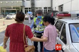 “虽然不知道你们叫什么，但是我知道你们是好人”车辆被扣，民警驾车送医图片