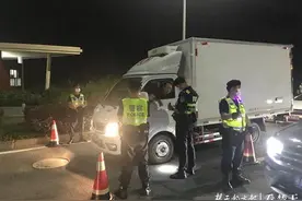 巡警凌晨盘查轿车搜出麻果3000多颗，武汉警方夏季治安整治集中行动查获1249人图片