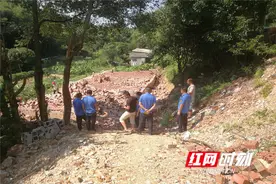 湘潭昭山：坚决拆除占用耕地违章建筑 维护自然生态环境图片