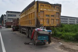 三轮车撞向路边停放的大货车，老人也说不清这车是咋开的？图片