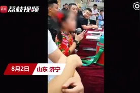 网友质疑8岁童星当歌唱比赛评委 经纪人回应：你们有她出名吗？图片