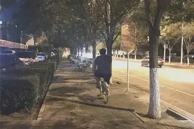踏板上站小孩，人行道上逆行…危险骑行曝光图片