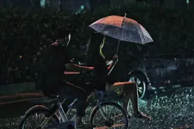 街拍｜单身的人真的是连一场雨都淋不好啊图片