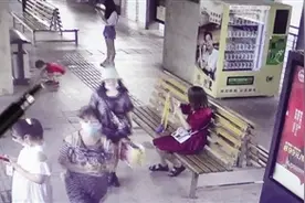 捡拾碎纸屑受表扬 小男孩回敬少先队礼图片