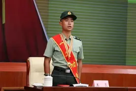 一等功臣！战士王亮勇救4名落水群众图片