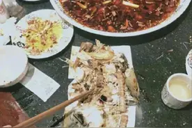 一家三口吃鱼怀疑缺斤短两，拼骨后报警，老板优惠30元图片