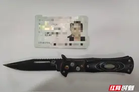 男子携带管制刀具乘车被怀铁警方处罚图片
