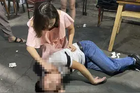 赞！男子突然倒地抽搐，护士小姐姐跪地救人：“这是医护人员的本能”图片