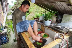 从无臂男孩到养鸡大户 他用脚开启精彩人生图片