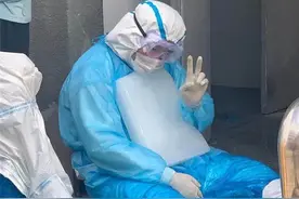 致敬！“抱冰男孩”，找到了图片