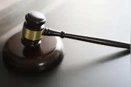 驾校学员无驾照买车给超市送货，开着后备箱等红绿灯被盘查，加速闯卡逃离撞到交警图片