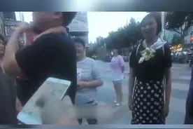两岁女童走失，阿Sir变身“临时奶爸”，暖哭了图片